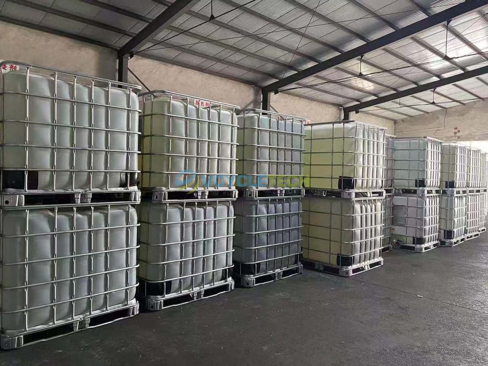 Magazijn gevuld met IBC-bakken met vloeibare chemicaliën voor waterbehandeling — VCYCLETECH