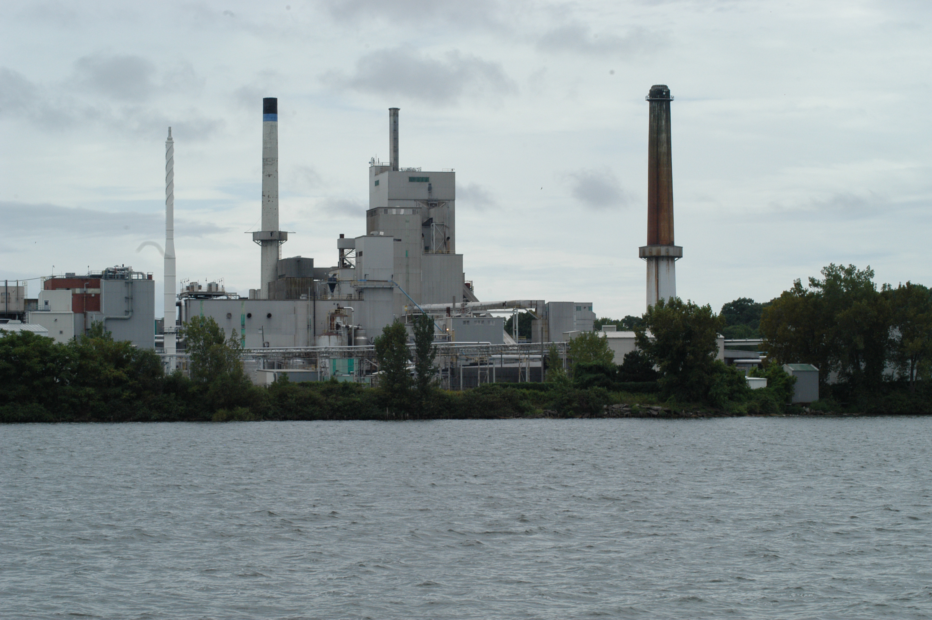 Real paper-factory exterior scene used as a generic production-context photograph for retention and drainage decisions